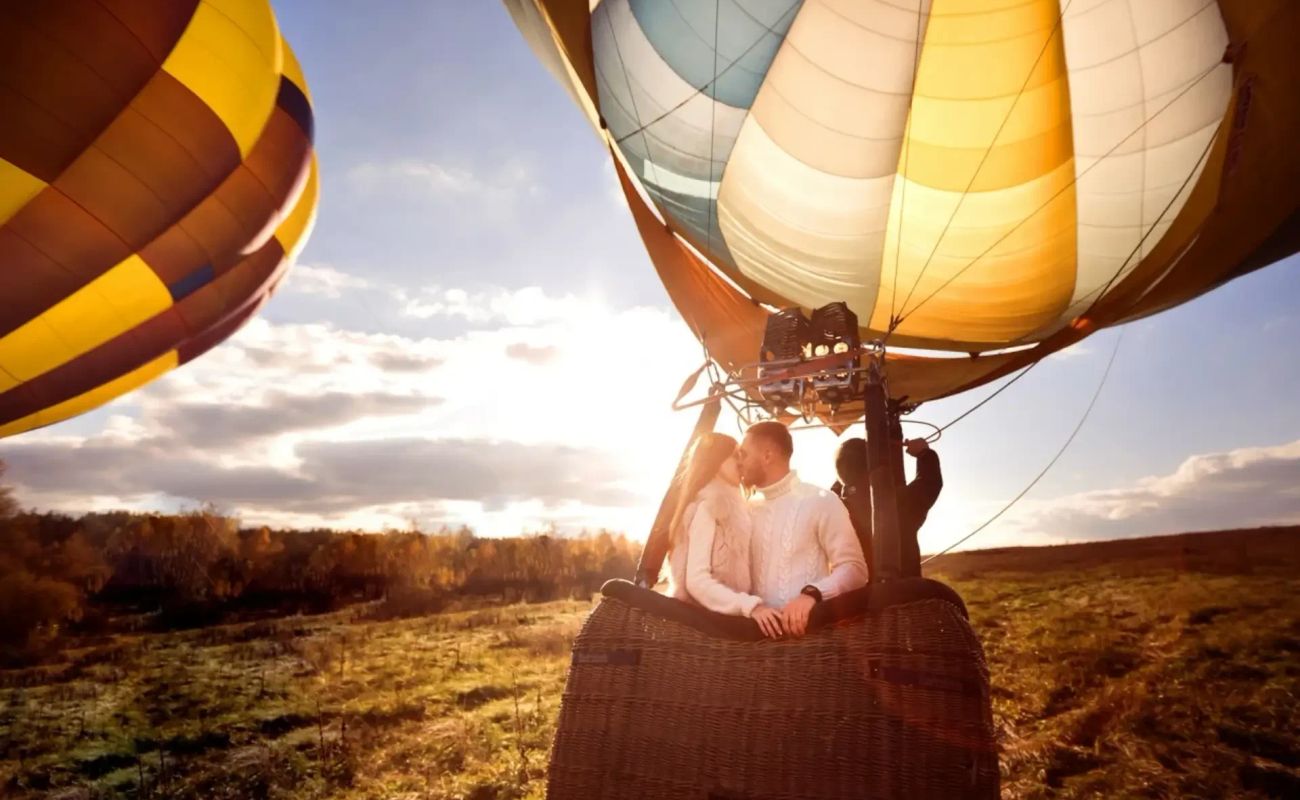 Мечтаете взмыть ввысь и увидеть Петербург с высоты птичьего полета? Полеты на воздушном шаре стали одним из самых популярных развлечений в Северной столице. Проплыть в корзине аэростата над Царским Селом, Павловском и живописными окрестностями Ленинградской области — это незабываемые впечатления на всю жизнь.