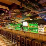 Собрали 11 проверенных спортбаров Петербурга для весеннего сезона — от ирландских пабов с Guinness на кранах до бельгийской брассерии на Васильевском, где матчи смотрят под траппистский эль.