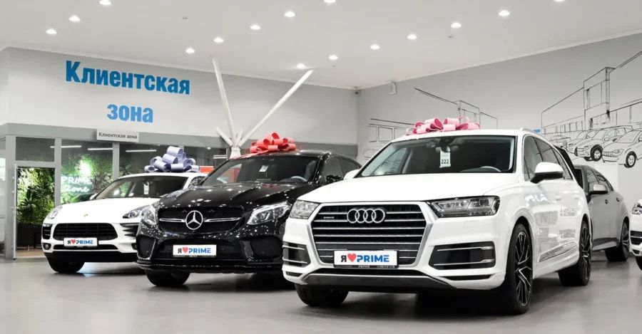 Современный шоу-рум PRIME Авто с коллекцией спортивных автомобилей премиум-класса с пробегом и профессиональной зоной консультаций