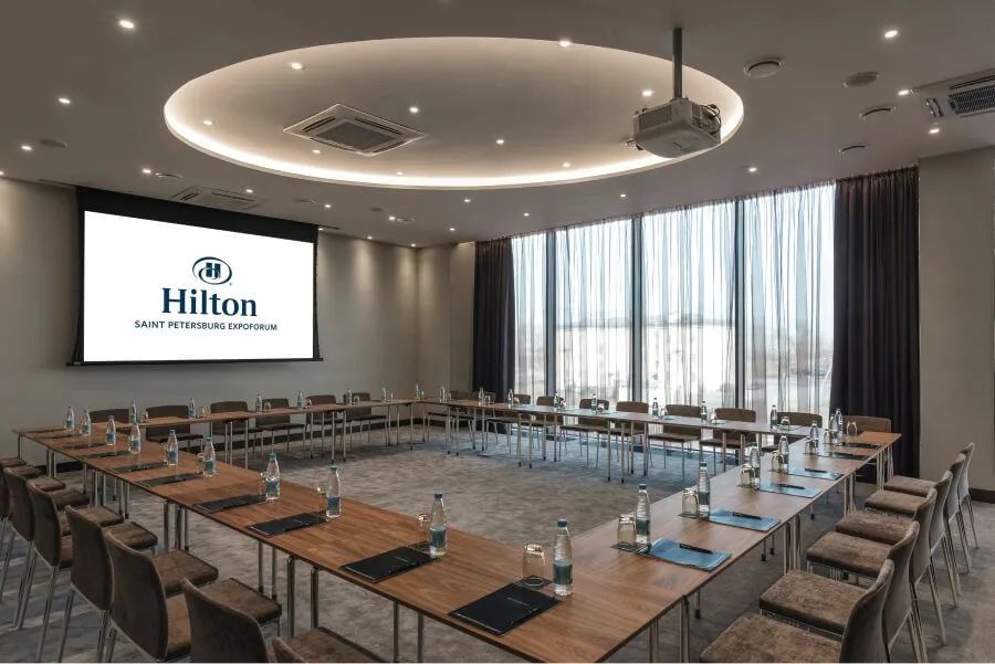Современный конференц-зал в отеле Hilton Saint Petersburg Expoforum