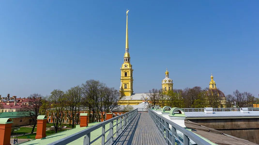 Невская панорама — вид со стен Петропавловской крепости на Неву
