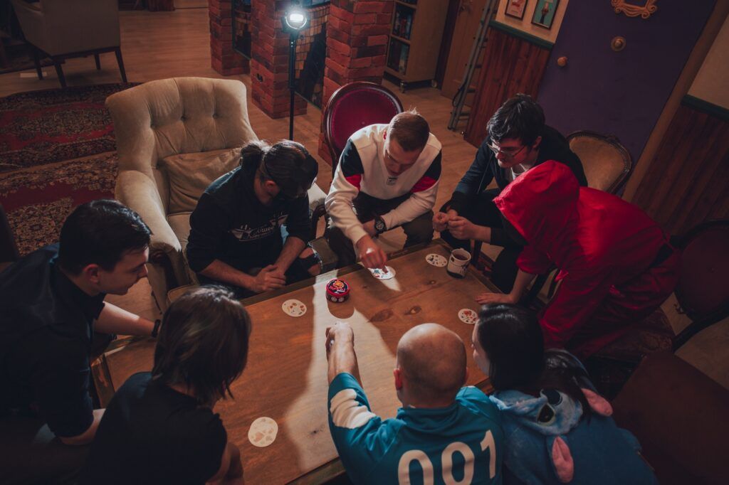 Исследуйте мир «Манчкина», «Уно», «Каркассона», «Диксита» и других захватывающих игр, посетив уютные кафе и игровые лофты в Петербурге. Выбирайте из списка лучших антикафе, где можно сыграть в «Мафию», сразиться в PlayStation, насладиться ароматным чаем по литрам и насладиться изысканными лакомствами. Полная информация о тарифах, адресах и режиме работы – в нашей подборке мест, где поиграть в настолки.