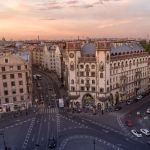 Район с двойным дном. Утром — особняк балерины, любовницы императора. Вечером — подвал котельной, где Цой писал песни между сменами. Петроградская сторона соединяет имперский модерн и ленинградский андеграунд, мечеть с бирюзовым куполом и граффити во дворах. Этот маршрут — 6,5 километров через три эпохи: от Серебряного века до рок-клуба.