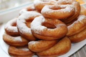 Решили вспомнить еду, которой знаменит Петербург. Легендарные продукты и рецепты, носящие имя города: пышки, корюшка и миноги.