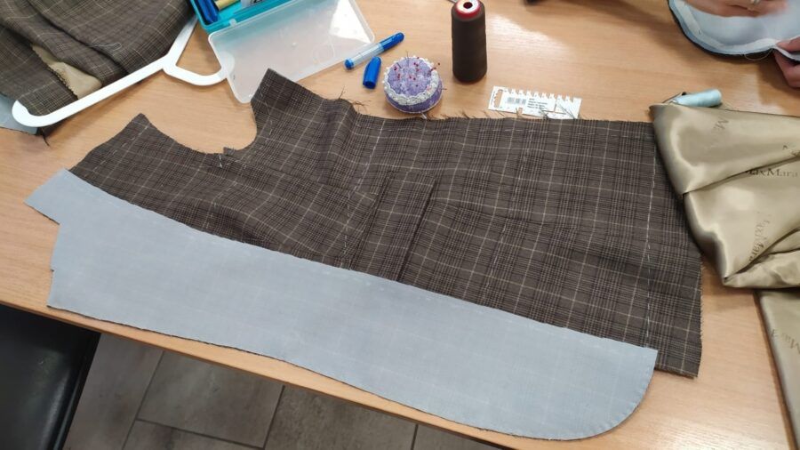 Питер Online нашел студии для тех, кто давно хочет поработать с деревом, металлом, глиной, тканью и стеклом. Совсем не обязательно иметь многолетний опыт и знания. Мастера с нуля обучат вас писать картины маслом, выдувать вазу, шить трендовую одежду, ковать из железа ножи, изготовлять ювелирные украшения и делать мебель из дерева.