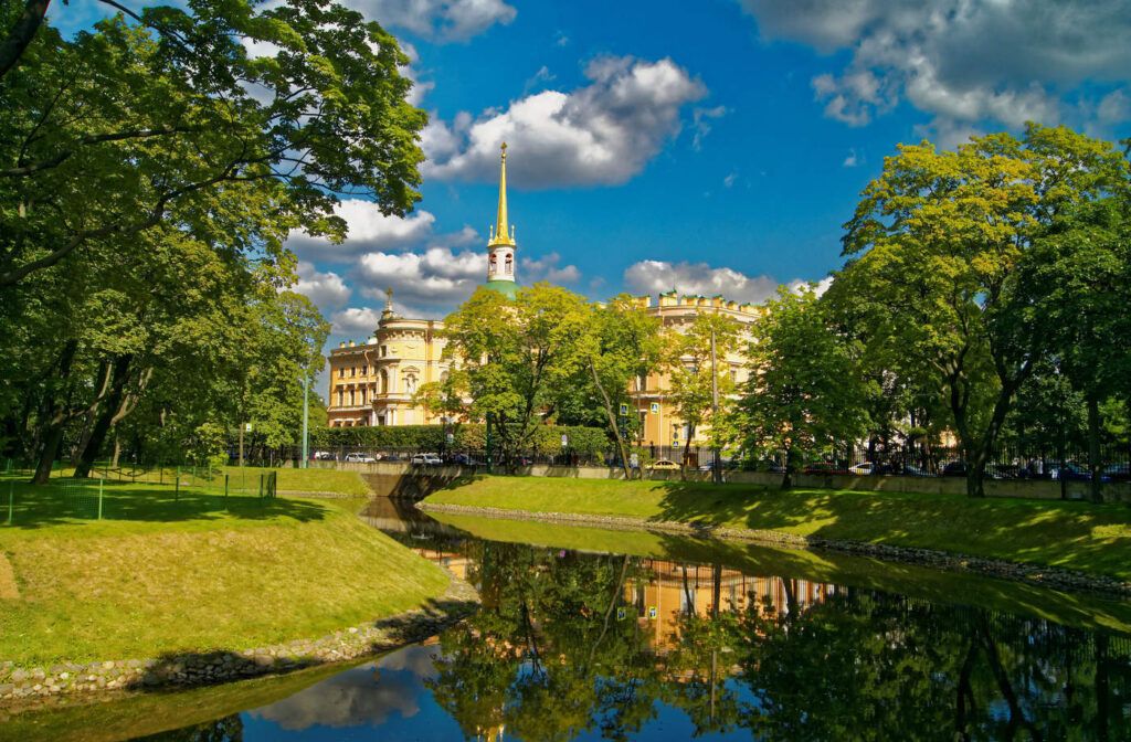 Посмотреть на звезды, прогуляться по красивому парку или загадать желание у волшебного памятника – подборка мест для влюбленных. Куда отправиться в Санкт-Петербурге в места полные романтики с любимой девушкой/парнем.