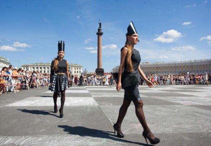 u041du0430 u0414u0432u043eu0440u0446u043eu0432u043eu0439 u0432u043du043eu0432u044c u0441u044bu0433u0440u0430u044eu0442 u0432 u00abu0436u0438u0432u044bu0435u00bb u0448u0430u0445u043cu0430u0442u044b