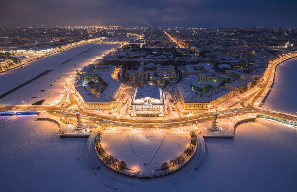 Каток среди леса, рождественские концерты в особняке, сверкающие ярмарки с запахом корицы и глинтвейна, атмосферные кафешки и умопомрачительные декорации улиц — вот они, атрибуты новогоднего Петербурга. Вы без напряга организуете себе насыщенную программу на праздники. Читайте статью Питер Online и сохраняйте 30 классных идей, куда пойти и на что посмотреть в зимние каникулы.