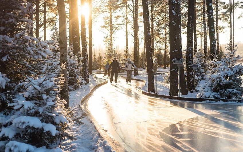 Зимние деньки очень хорошо проводить на улице, а многим особенно интересен активный и самый лучший способ в таком случае  — покататься на коньках. Рассказываем, где это можно сделать на воздухе, наслаждаясь архитектурой или природой, при этом рассекать лед можно даже при плюсовой температуре.