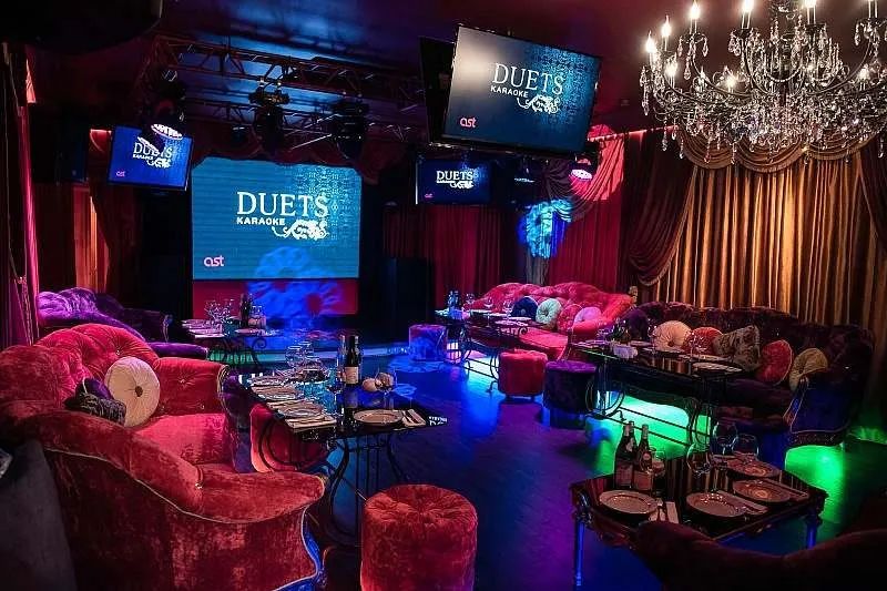 Современный интерьер караоке-клуба DUETS с мягкими диванами и профессиональной системой AST