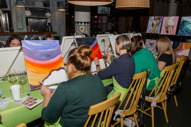 Painty и Art&Wine с бокалом вина, ZuART и техника петри, сеть «Артиста» от 1000 ₽ — 16 студий, где первую картину пишут за вечер без опыта.
