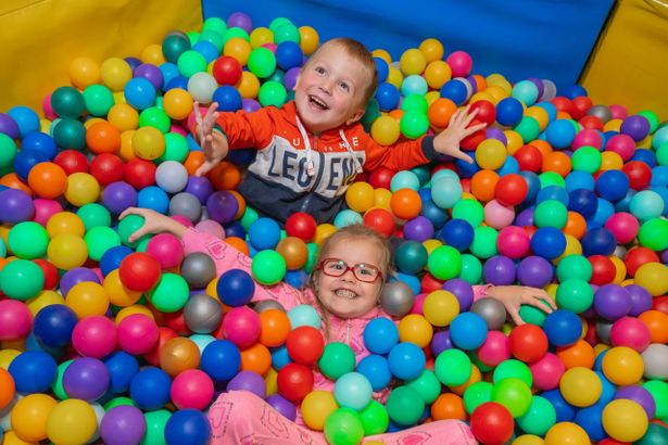 Где в Петербурге найти идеальное место для детского досуга, чтобы ребенок не просто развлекся, но и получил яркие впечатления? PITER.NOW подготовил актуальную подборку интерактивных развлекательных центров Северной столицы с батутами, лабиринтами, игровыми автоматами и даже научными экспериментами. Каждый центр предлагает уникальные активности, где маленькие непоседы смогут выплеснуть энергию, а родители — отдохнуть или присоединиться к веселью.