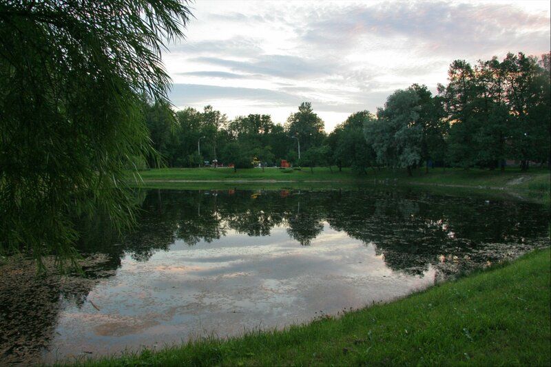 Павловск – одна из загородных резиденций титулованых персон царких времен, поэтому город буквально наполнен достопримечательностями. Здесь башенки средневекового рыцарского замка соседствуют с романтичными особняками в стиле модерн. А еще в Павловском парке можно покормить любопытных белочек с рук. Питер Online советует что посмотреть, прогуливаясь по Павловску.