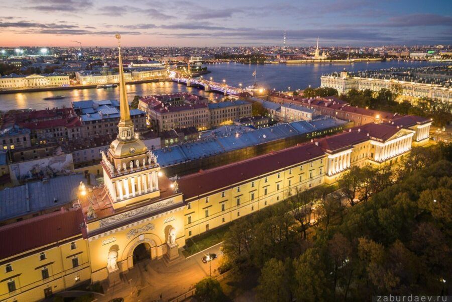 Острова занимают около 80 кв. км: Васильевский, Петроградский, Крестовский и 24 других — естественных и искусственных.
