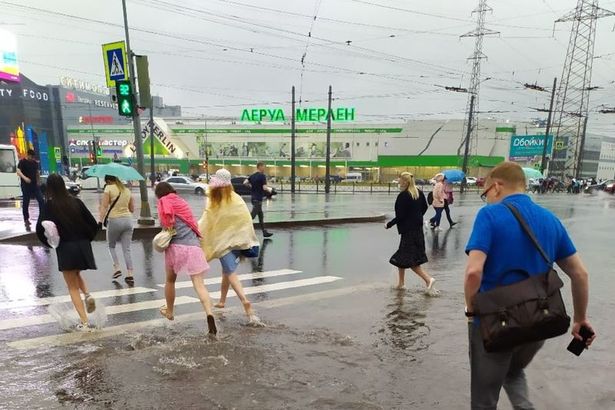 Вчерашний вечер принёс в город настоящую непогоду: помимо завораживающих молний, жители увидели крупный град и сильнейший дождь. Ливневая канализация Петербурга не выдержала перед напором стихии, и в воде оказалось несколько улиц, торговых центров и станций метро.