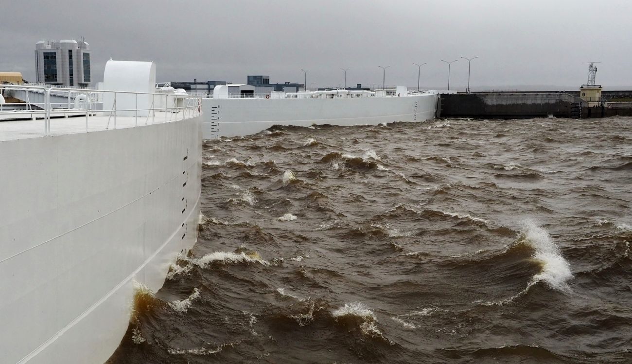 Вчера, 12 декабря в 20:00, затворы дамбы закрывали из-за неблагоприятного прогноза усиления ветра и возможности подъема воды в Неве и Невской губе выше нормы.