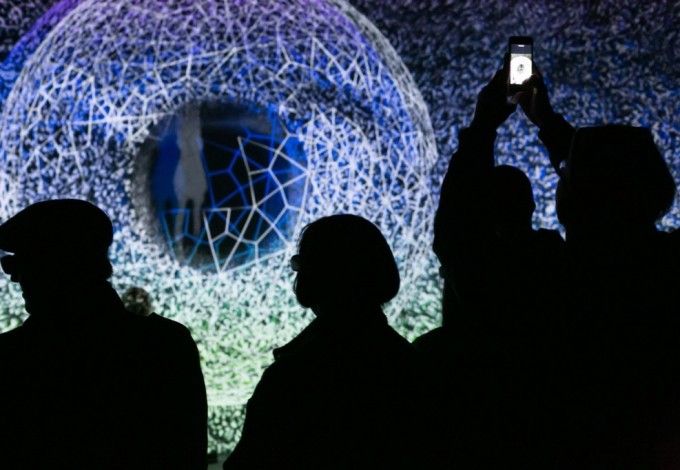 12 ноября гости в Центра МАРС будут вовлечены в завораживающий аудиовизуальный перформанс в рамках экспериментального проекта SHIFT. Выступление шести электронных музыкантов будет сопровождаться генеративным видеорядом, созданным специально для этого мероприятия. Зрители смогут не только услышать, но и «увидеть» музыкальные композиции.