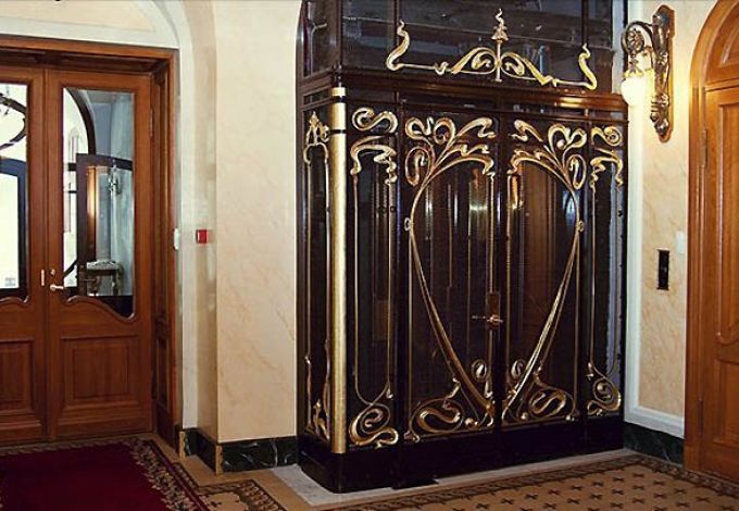Золочёный лифт в стиле модерн в Доме Зингера на Невском проспекте