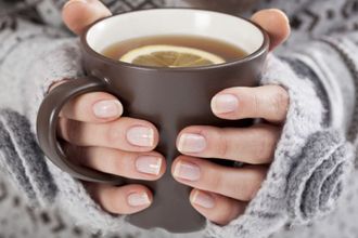 Чтобы не дать простуде ни малейшего шанса в эти студеные петербургские дни и просто повысить иммунитет Питер Online рекомендует 11 согревающих, вкусных и в то же время целебных напитков от простуды.