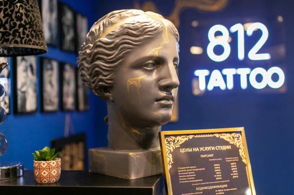 Процесс создания эскиза в 812 TATTOO - профессиональные художники за работой