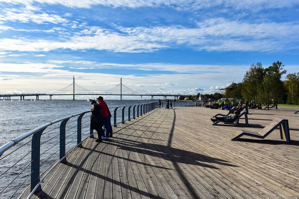 Уютные пляжи, заброшенный маяк, берег под мостом и огромная дамба — список мест, где можно насладиться шумом волн, спокойствием и восхитительными морскими пейзажами. Питер Online собрал самые красивые места, где можно полюбоваться прекрасным видом на море.