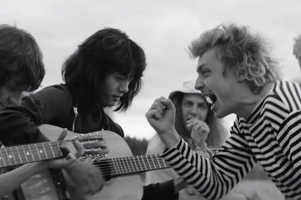 Петербург стал настоящей творческой музой для легенд русского рока - Майка Науменко, Виктора Цоя, Бориса Гребенщикова, Юрия Шевчука… Кто-то из них был питерцем по рождению, кто-то - по зову сердца. Погрузиться в мир творчества и тех, и других предлагает онлайн-кинотеатр ivi. Сервис подготовил подборку документальных фильмов о питерских музыкантах и не только.&nbsp;