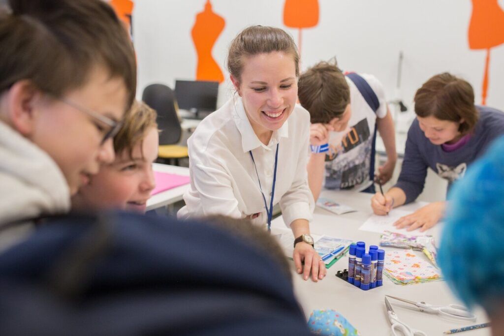 Подготовиться к кембриджским тестам и поступить в Гарвард, расширить свои знания в физике или развить свои навыки и стать экспертами в определенной области. В настоящее время существует множество школ, которые предлагают ученикам углубленное изучение различных предметов. Питер Online собрал список таких школ Петербурга, где работаю профессиональные педагоги, обладающие большим опытом, современные авторские программы и интересные внеклассные занятия.