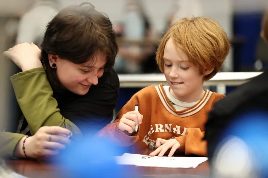 Дети занимаются английским с носителями языка в современном отеле Лингвамания