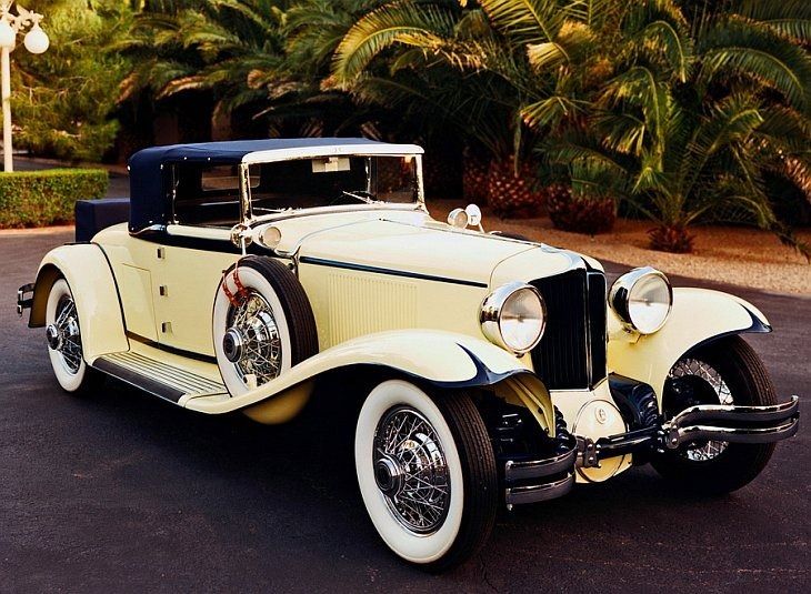 Карта необычных музеев Петербурга пополнилась новым местом. Ретро-автомобили и старинные мотоциклы, ставшие «героями» легендарных советских фильмов, представили в новом музее. Гости могут не только посмотреть на ретро-технику, и но и посидеть за рулем раритетных авто.