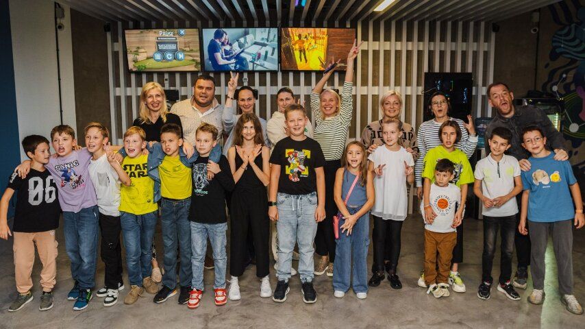 Что получится, если раздать друзьям VR-шлемы и отправиться вместе с ними в космос, джунгли, затерянный город или на скоростные трассы? Правильный ответ — современный способ повеселиться и отпраздновать День Рождения. Клуб виртуальной реальности MIR VR — это место, где гости собираются в просторном зале перед экранами, надевают VR-прибамбасы и отправляются в увлекательные игры.