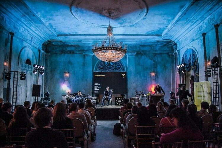 Каток среди леса, рождественские концерты в особняке, сверкающие ярмарки с запахом корицы и глинтвейна, атмосферные кафешки и умопомрачительные декорации улиц — вот они, атрибуты новогоднего Петербурга. Вы без напряга организуете себе насыщенную программу на праздники. Читайте статью Питер Online и сохраняйте 30 классных идей, куда пойти и на что посмотреть в зимние каникулы.