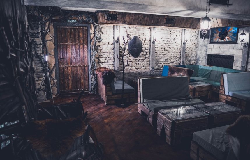 Теперь петербургские поклонники «Игры престолов» могут переждать время выхода нового сезона в заведении, воссоздавшем атмосферу легендарного сериала. Здесь вам и Железный трон из мечей и&nbsp;Зал Ликов Чёрно-белого дома Браавоса и Чардрево с кровавыми глазами. Место находится на Невском проспекте и работает как музей, антикафе и как обычный ресторан.