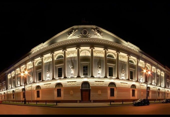 30 ноября у петербуржцев появится уникальный шанс посетить закрытые и тайные залы главной библиотеки города в рамках ежемесячных обзорных экскурсий. Горожане смогут погулять по вечерней библиотеке, увидеть недоступные для посещения залы и насладиться их потрясающей атмосферой.