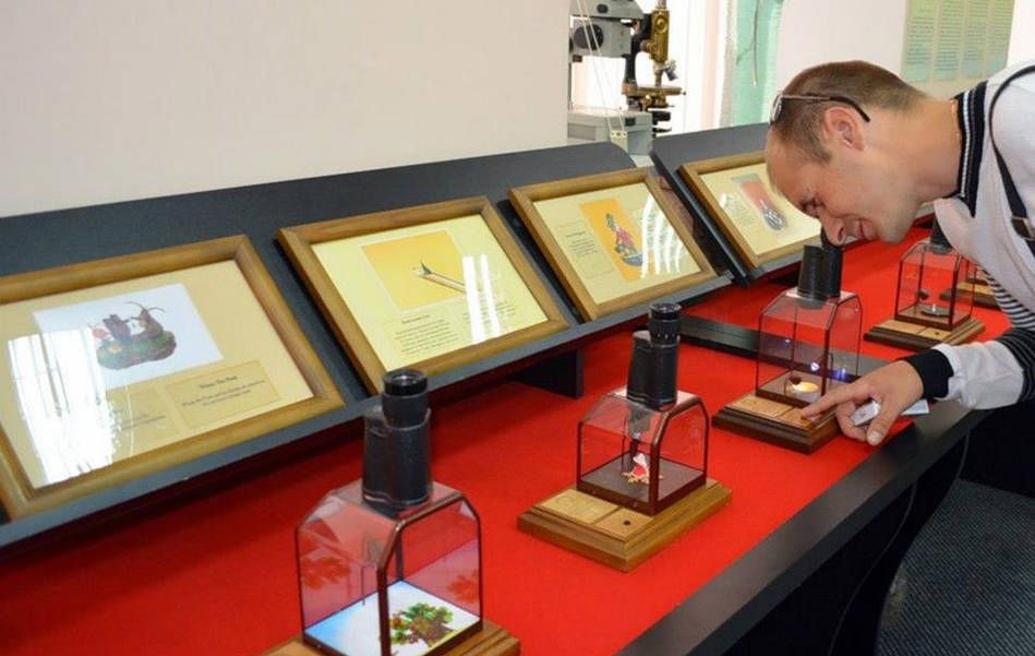 Музей микроминиатюры Русский Левша - микроскопические шедевры на маковых зернах и волосах, видимые только через специальные микроскопы