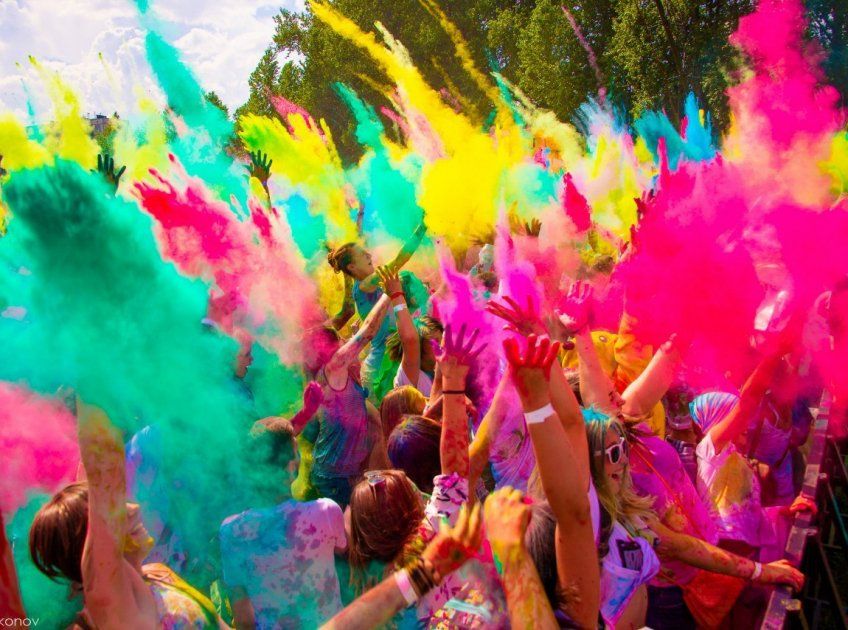 Я проснулся от тишины. Окна моей квартиры выходят на Маяковскую улицу, где и днем и ночью жужжат машины. Однако, сегодня ночью слишком тихо. Такая же тишина однажды наступает после больших проектов. В этой самой квартире трудились десятки человек. Люди расходятся, и ты остаешься один на один с тишиной...