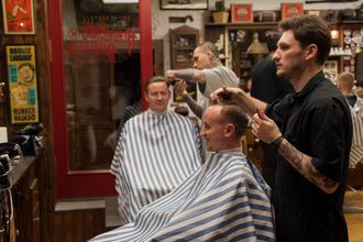 Места, где волосы превращаются в искусство, а стрижка становится актом самовыражения. От панк-эстетики до корейских трендов — выбрали студии, где мастера не боятся экспериментов.