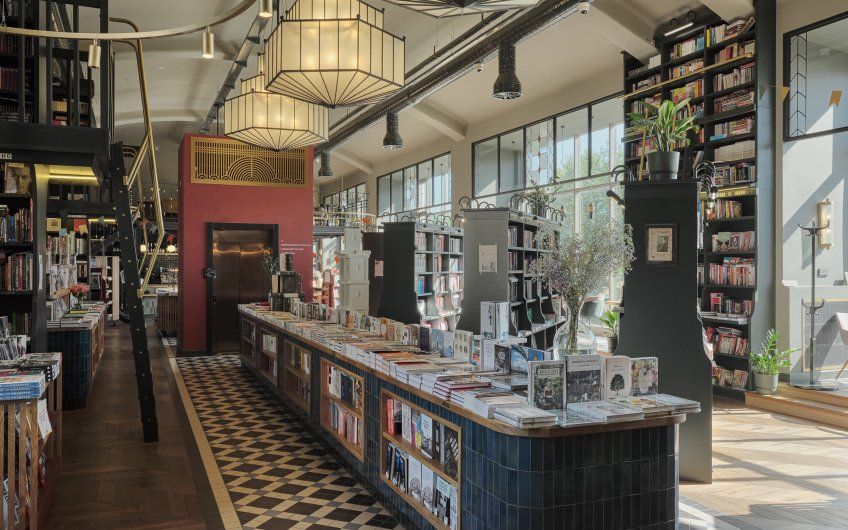 Откройте для себя 7 атмосферных книжных магазинов Петербурга — от легендарных «Подписных изданий» до букинистической «Академии». Места, где книги не просто продают, а создают особую литературную вселенную с характером и душой города.