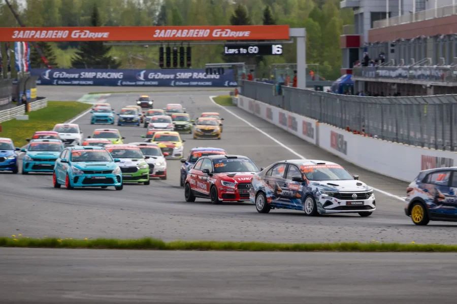 Июнь в Петербурге — это не просто месяц, а целая вселенная возможностей. Белые ночи превращают город в декорацию для счастья: от оперы под звездами до SUP-прогулок по Фонтанке.