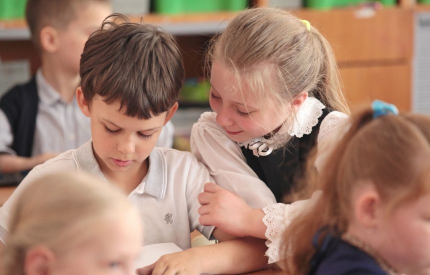 В Санкт-Петербурге, уже третий год, успешно работает частная общеобразовательная школа «Счастливое поколение». Здесь дети могут общаться и ходить по классу, домашние задания маленькие, а после уроков все вместе гуляют и ходят на различные интересные занятия. В школу дети идут на полный день, как в дневной лагерь и учатся там в игровой форме.