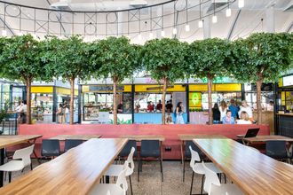 В 2019 году Василеостровский рынок обновился и превратился в место, где история встречается с современностью. Он сохранил свою классическую атмосферу, но теперь предлагает ещё больше возможностей для гастрономических открытий.