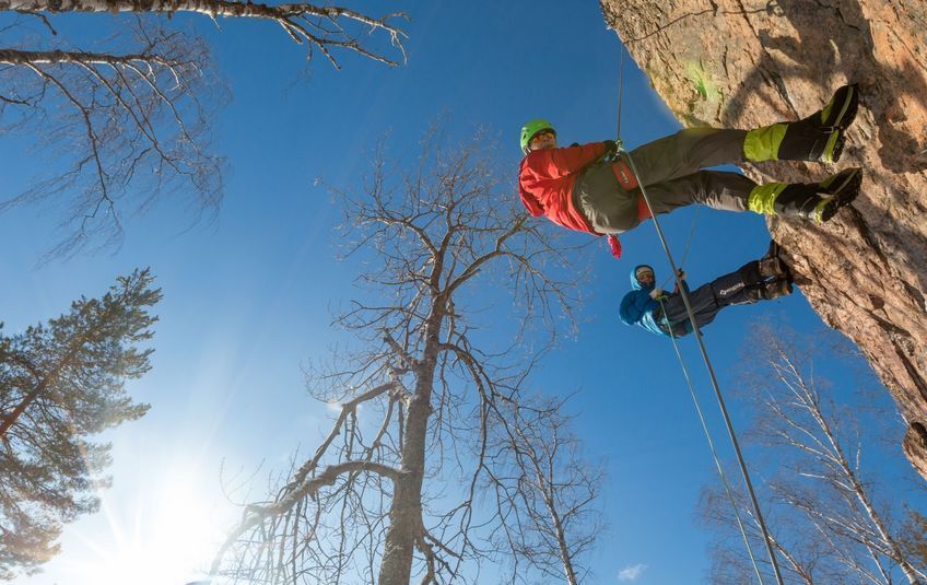 10 скальных районов для лазания в Ленинградской области и Карелии — от боулдеринга на валунах у машины до 50-метровых стен над Ладогой. С координатами, сезоном и подъездами.