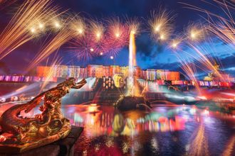 Праздник закрытия фонтанов в Петергофе — известное событие, как, собственно и их открытие весной. Масштабное мероприятие является своеобразным прощанием парка с горожанами на всю зиму. Центр праздника сосредоточен на Большом каскаде, где проходит аква- и световое шоу. 