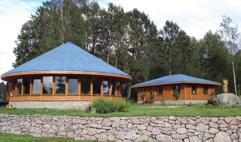 Панорама территории эко-клуба Остров с коттеджами на берегу Вуоксы