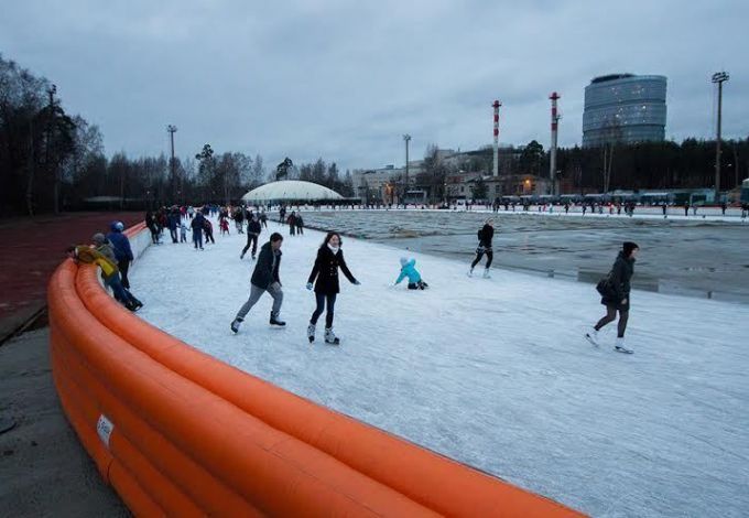 Для массовых катаний залили крупнейшую в городе ледовую площадку под открытым небом. С сегодняшнего дня все желающие могут прокатиться по ледовой глади в компании приятной музыки и свежего воздуха.