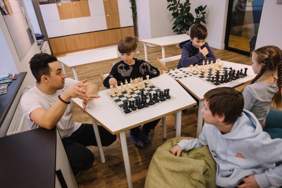 От создания фигурок из глины до изучения робототехники, от мастерства в живописи до секретов кулинарии – в городе на Неве дети могут погрузиться в увлекательный мир мастер-классов по самым разным направлениям, интересам и возрастам. Питер Online собрал 30 мастер-классов для детей в Санкт-Петербурге, которые не только помогут развить и раскрыть творческие способности, но и приобрести новые навыки, а главное – весело провести время и получить массу положительных эмоций.