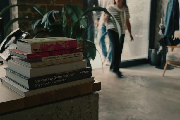 На месте Pizza Point заработало бистро Moa. В меню — микс Греции, Израиля и Испании, в интерьере — морское дно и люстра-медуза.