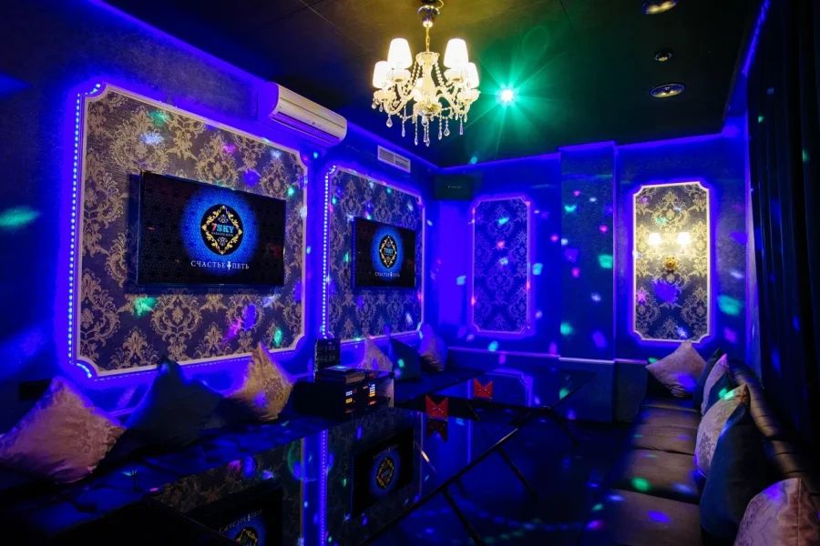 Панорамный вид из караоке-клуба 7Sky с комфортными кабинками и общим залом