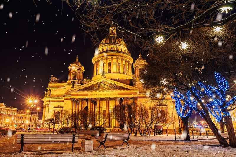 Каток среди леса, рождественские концерты в особняке, сверкающие ярмарки с запахом корицы и глинтвейна, атмосферные кафешки и умопомрачительные декорации улиц — вот они, атрибуты новогоднего Петербурга. Вы без напряга организуете себе насыщенную программу на праздники. Читайте статью Питер Online и сохраняйте 30 классных идей, куда пойти и на что посмотреть в зимние каникулы.
