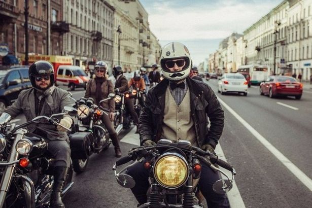 25 сентября ценители и владельцы классических мотоциклов объединятся и устроят красивый мотопарад. Мужчины и дамы в твидовых костюмах, брюках, галстуках и платках оседлают классические мотоциклы различных мировых брендов и будут разъезжать по специальному маршруту, показывая всем, что мототранспорт — это в первую очередь красиво.