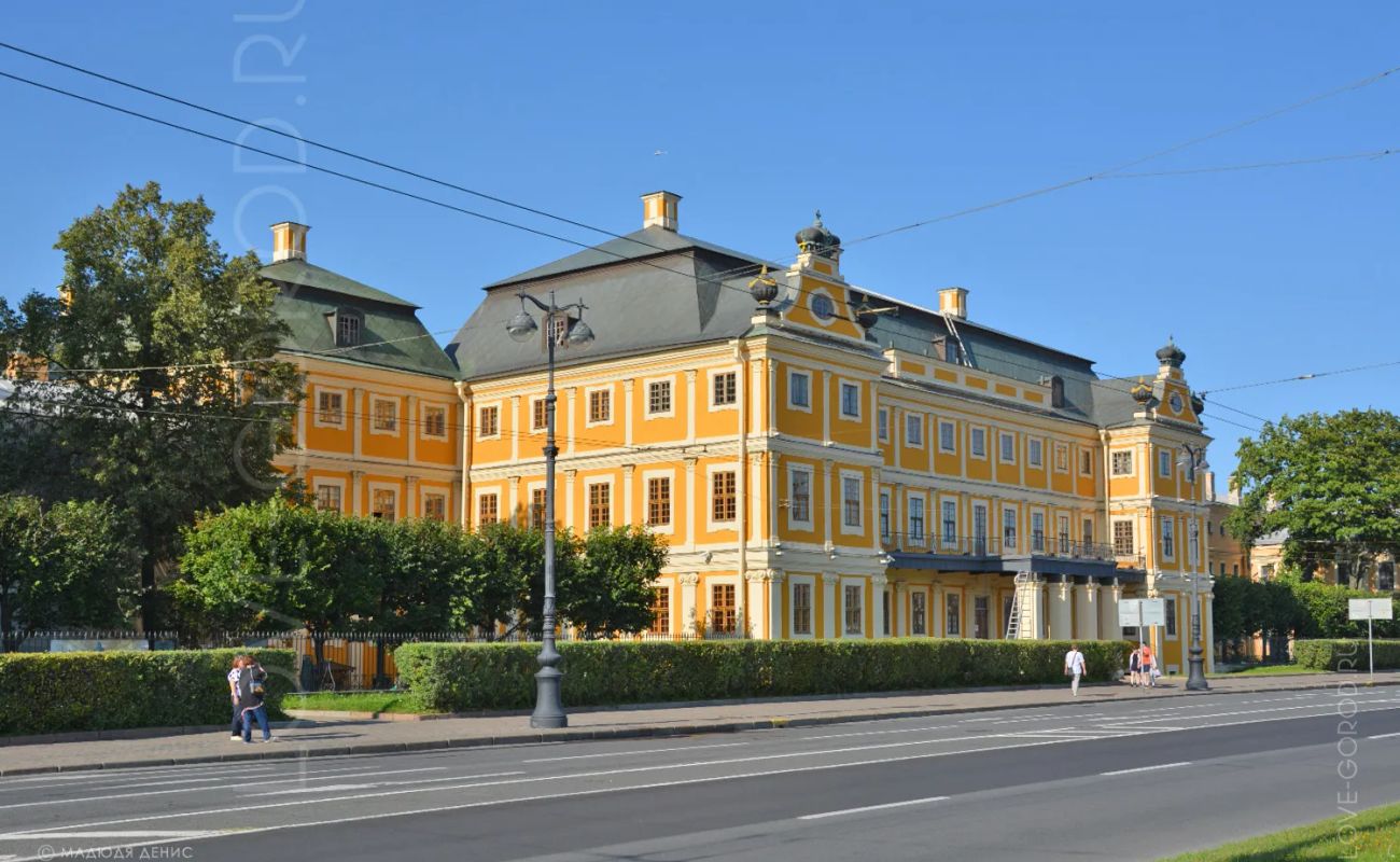 Свободно попасть в великолепный особняк на Васильевском острове — дворец первого губернатора Санкт-Петербурга Александра Меншикова, смогут все желающие уже в эту субботу. Посетители увидят обширную экспозицию, рассказывающую о культуре петровского времени, и другие ценные вещи XVIII века из коллекции Эрмитажа.